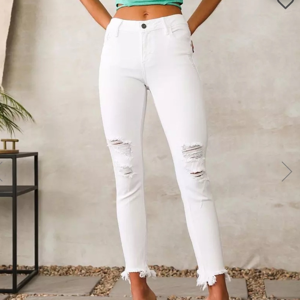 White Hidden Lulu’s distressed skinny ankle jeans